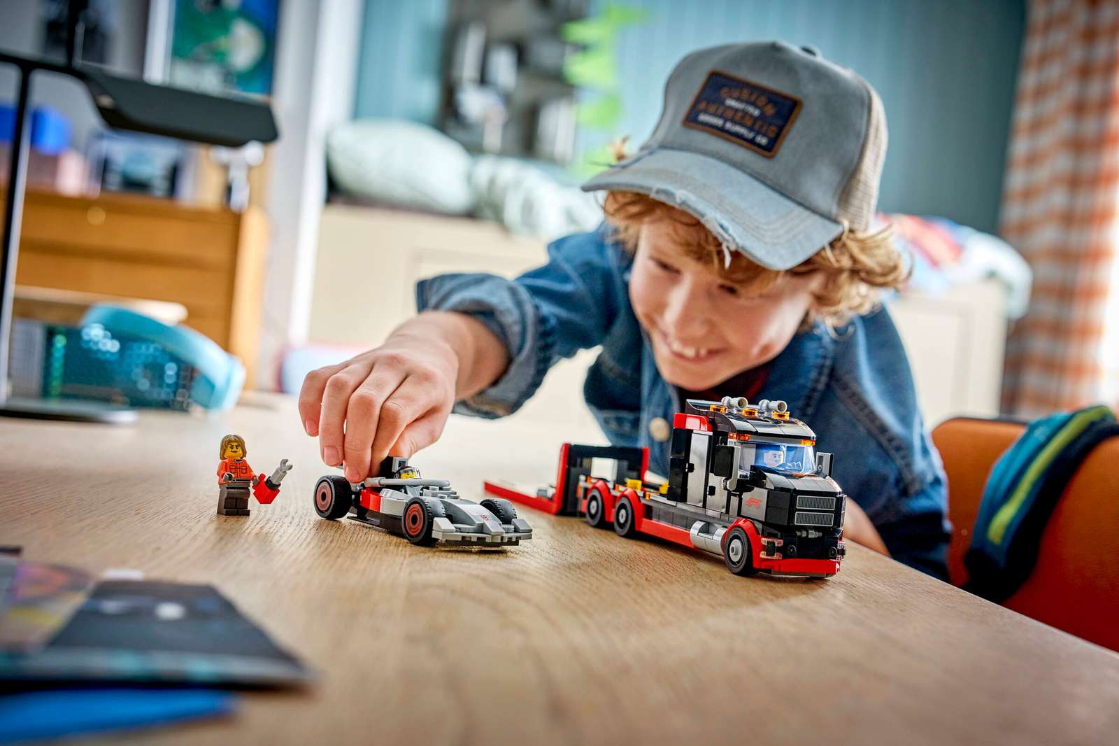 60493 F1® Display Truck with Audi F1® Race Car