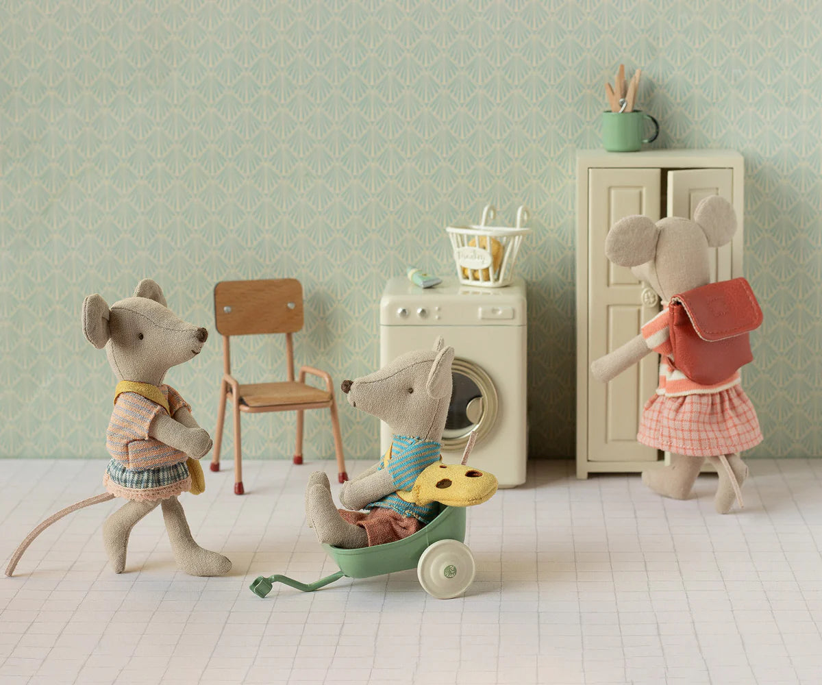 Big Sister Mouse Clothes & Coral Bag