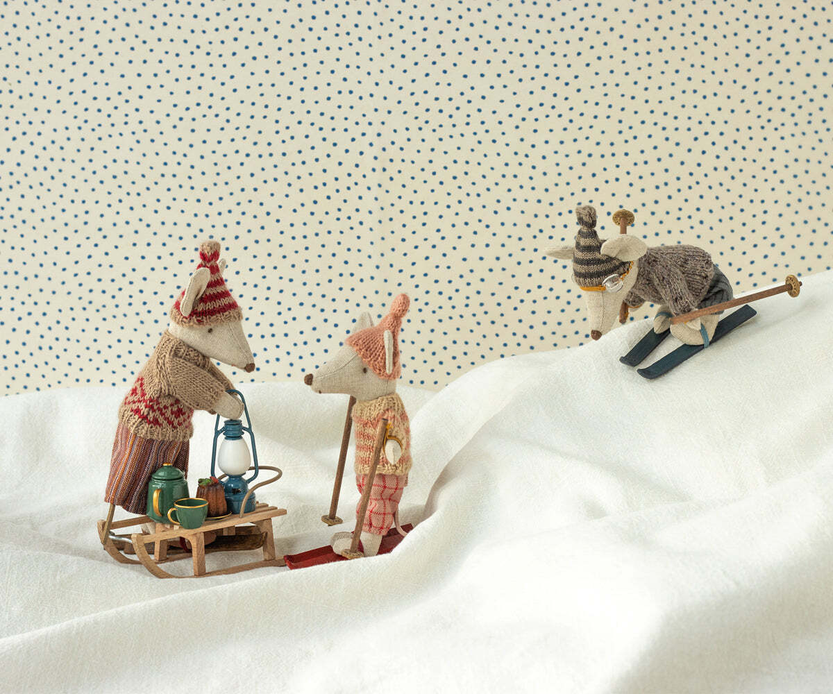 Christmas Tea Party for Mouse